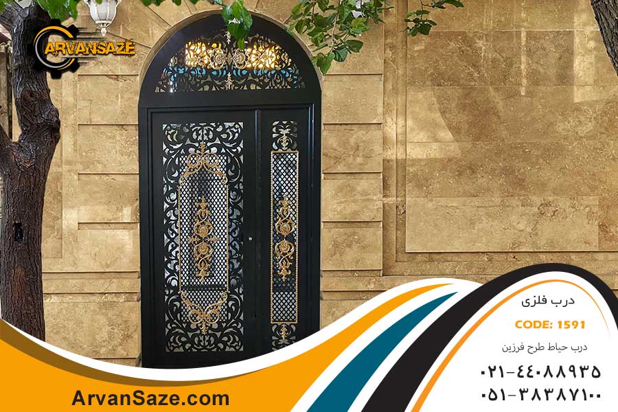 درب یک و نیم لنگه مشکی رنگ با سر در حلالی و تزئین شده با قطعات چدنی طلایی رنگ به همراه دستگیره چدنی، نصب شده در ورودی ساختمان با نمای رومی